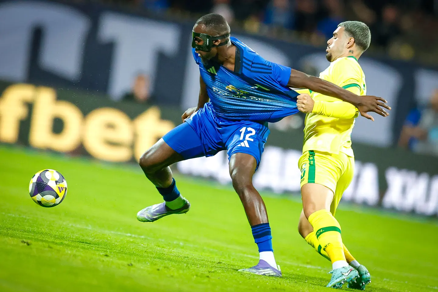 Мустафа Сангаре срещу Едвин Куртулуш / startphoto.bg