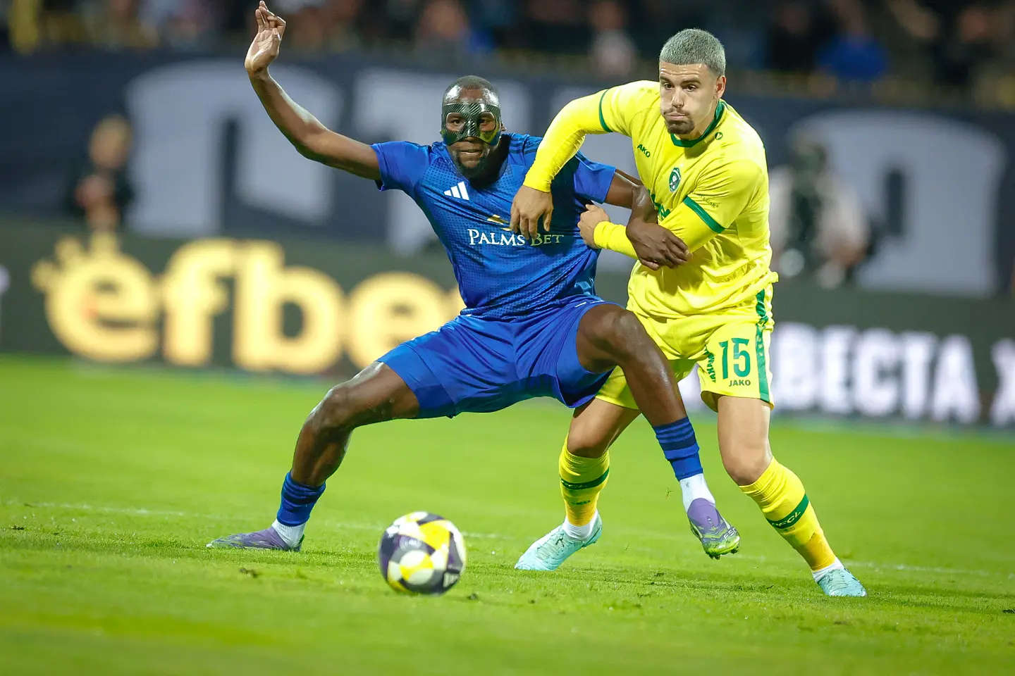 Мустафа Сангаре от Левски срещу Едвин Куртулуш от Лудогорец / startphoto.bg