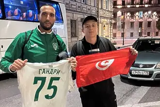 Куриоз: изгониха бивш играч на Славия, даде си фланелката на фен и… го върнаха (ВИДЕО)
