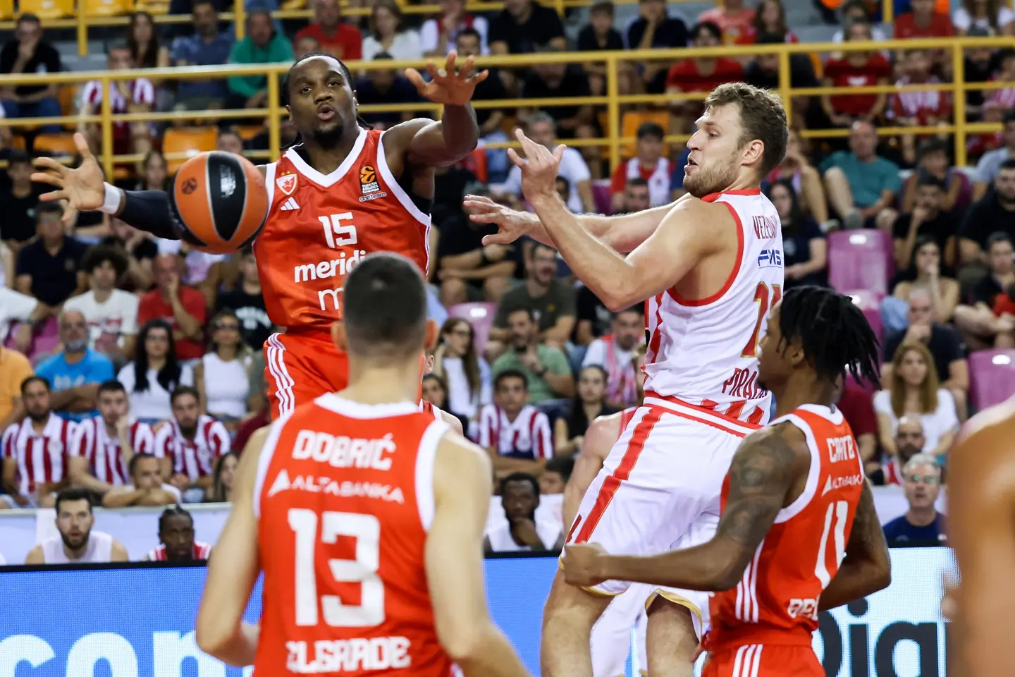 Александър Везенков / www.facebook.com/olympiacosbc