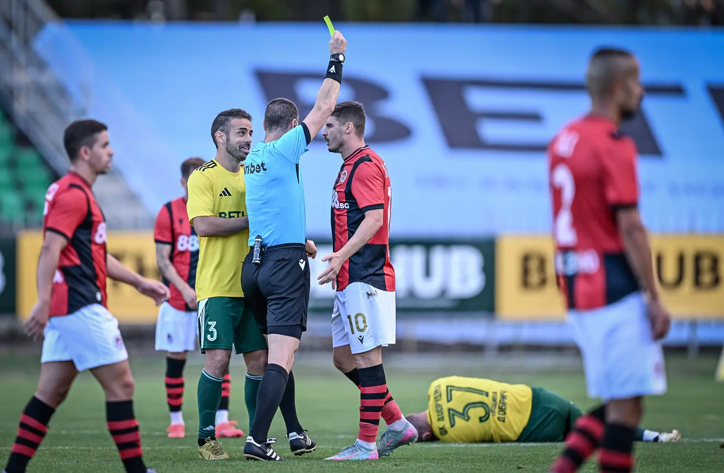 Георги Кабаков показва жълт картон на Георги Минчев / startphoto.bg 