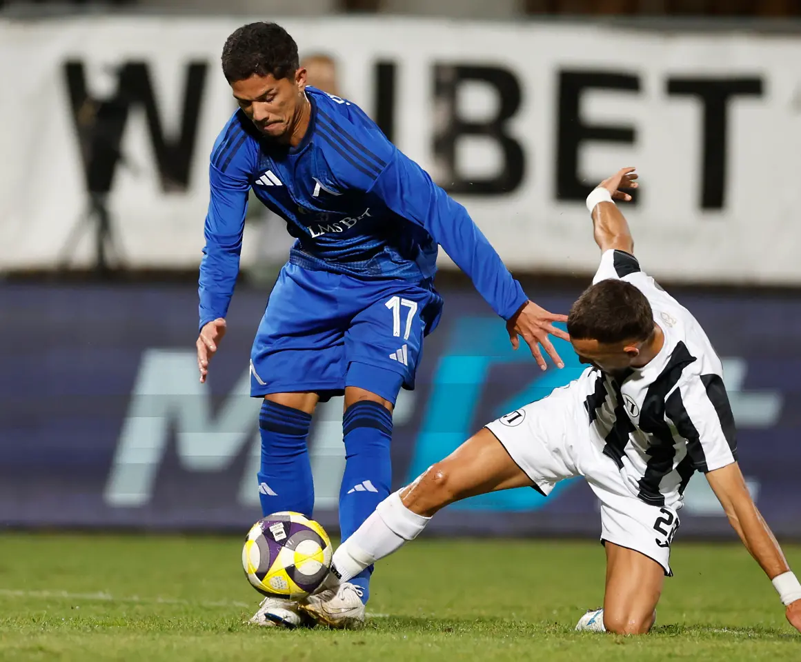 Евертон Бала от Левски срещу Ивайло Иванов от Локомотив Пловдив / startphoto.bg