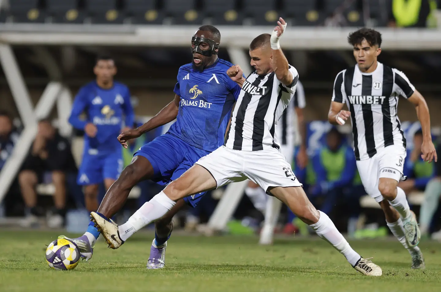 Мустафа Сангаре (Левски) срещу Ивайло Иванов (Локомотив Пловдив) /startphoto.bg