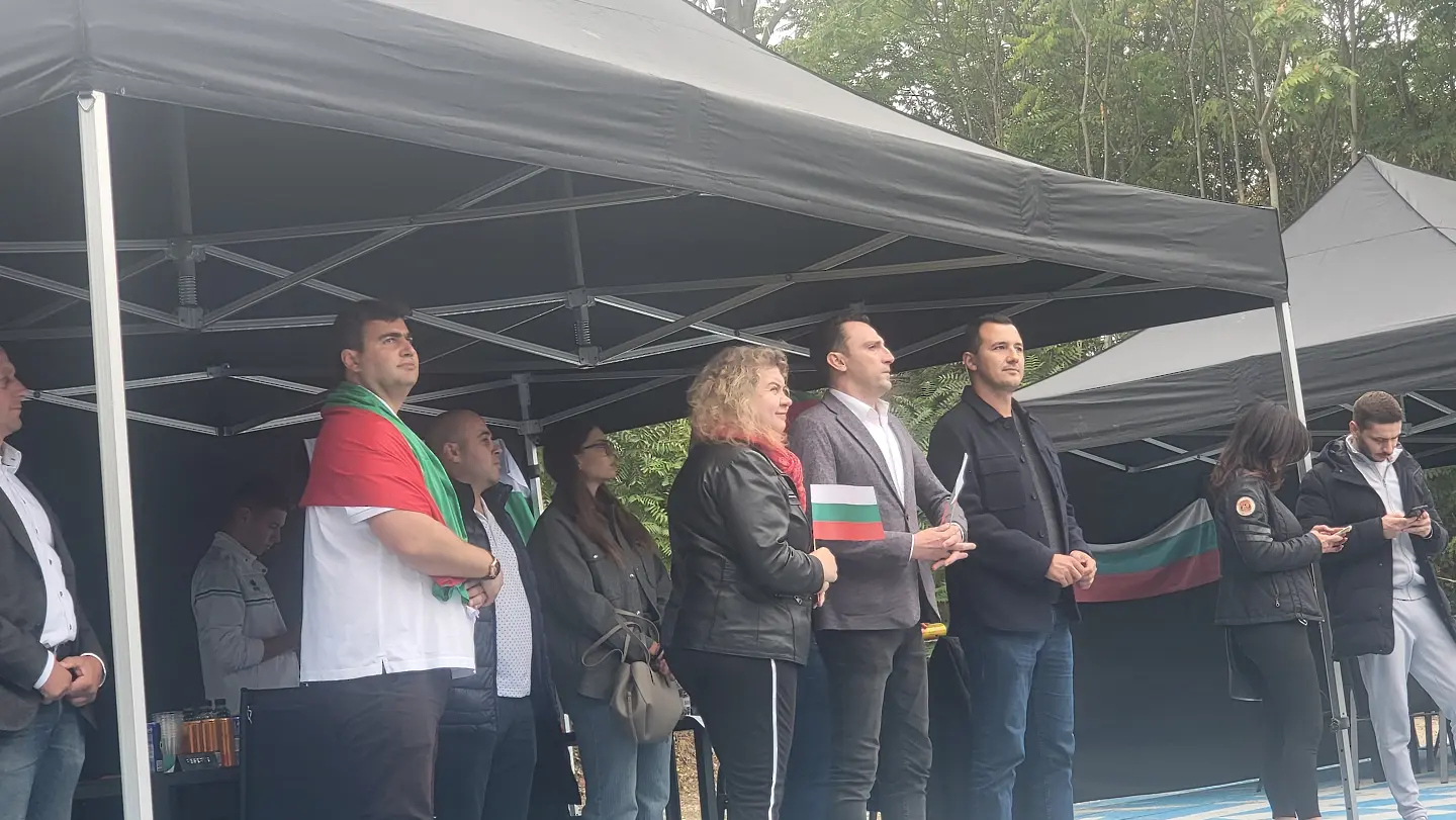 Министърът на спорта гледа финала на България с феновете на Юнак