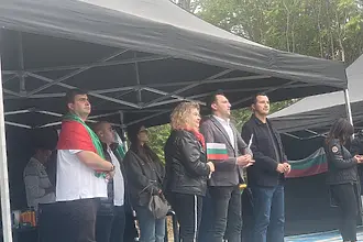 Министърът на спорта гледа финала на България с феновете на Юнак