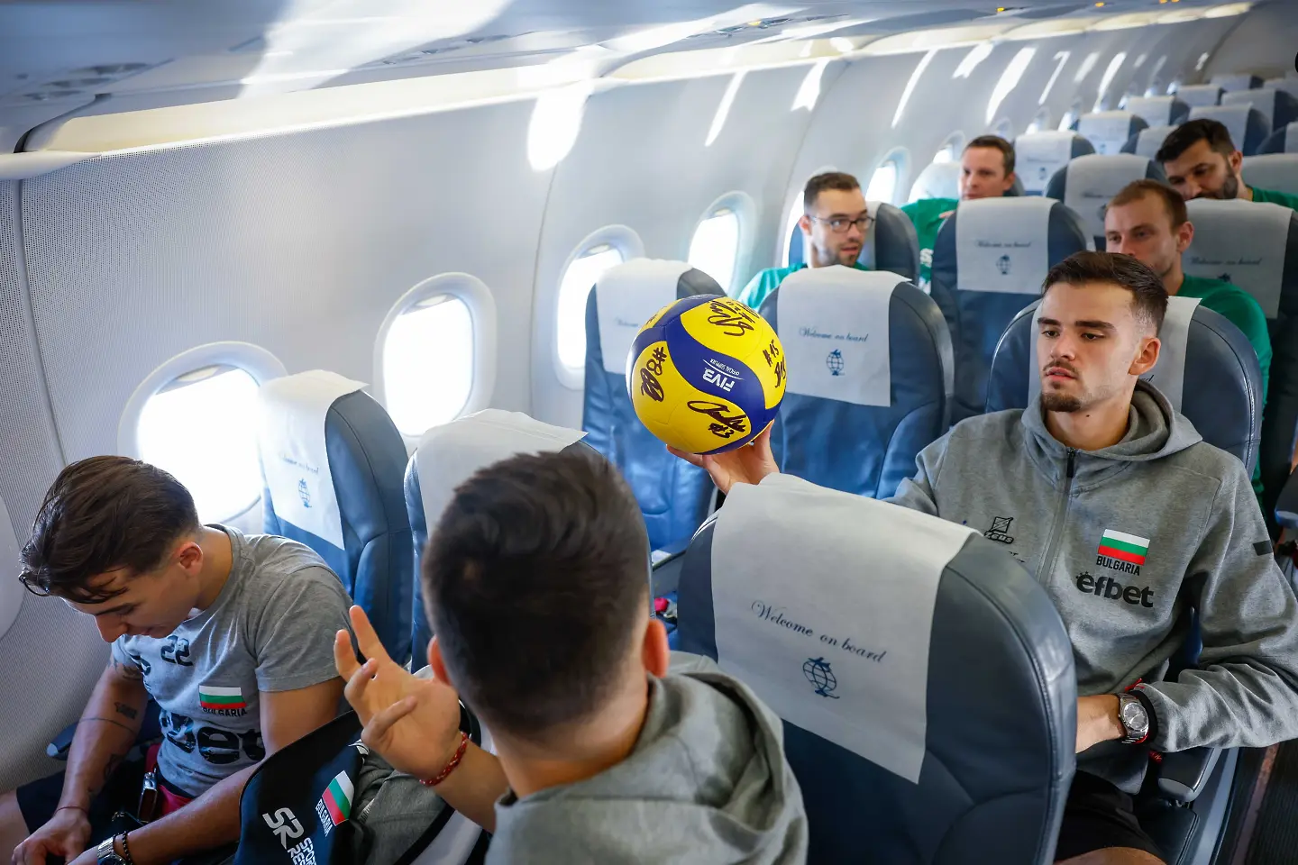 Волейболните национали в самолета за София / startphoto.bg 