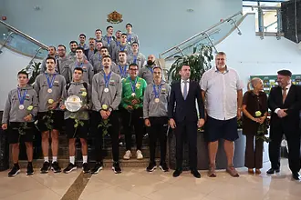 На живо: волейболните ни герои се прибраха в България (ВИДЕО)