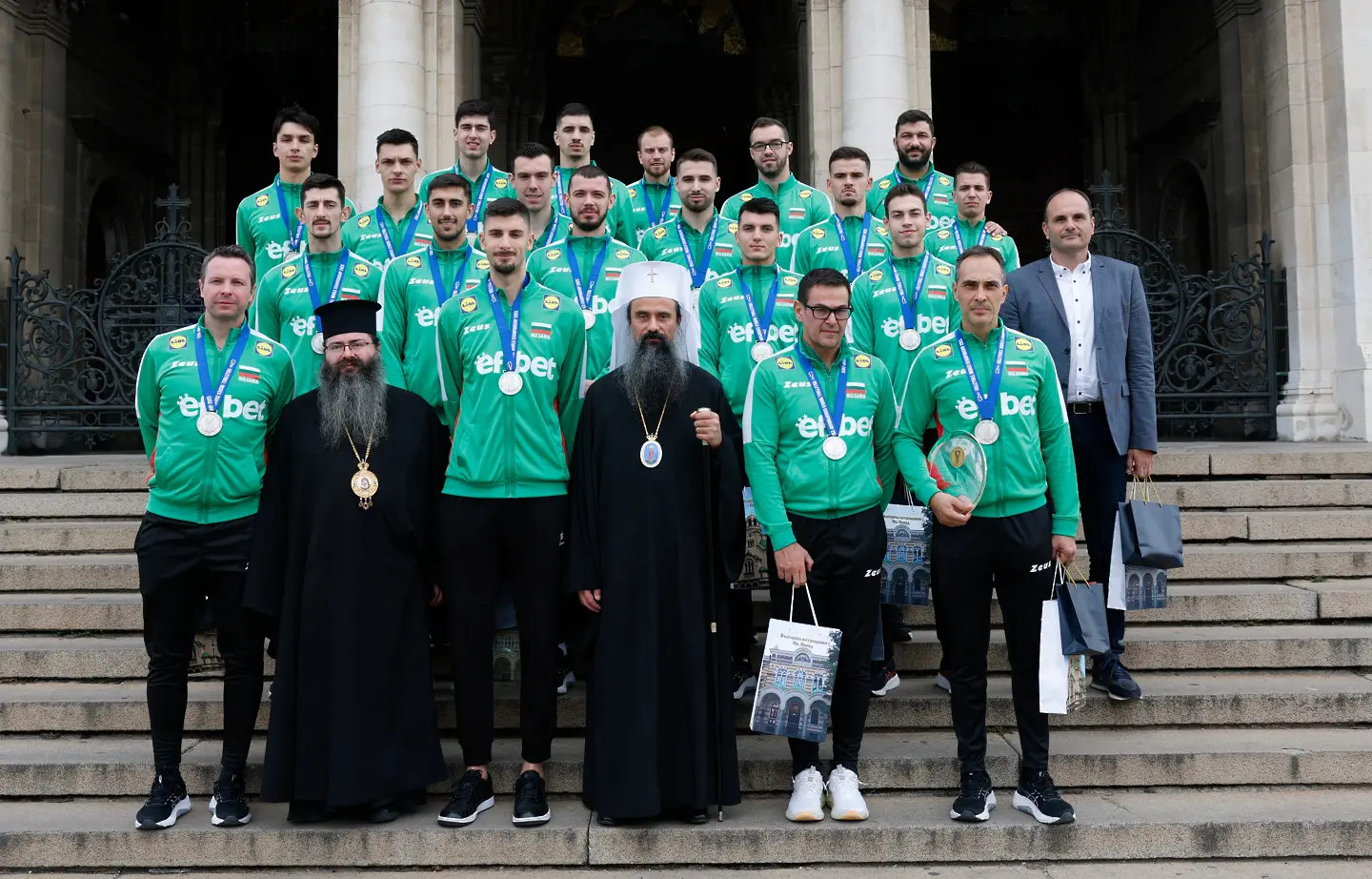 Патриарх Даниил с националния отбор по волейбол на България / startphoto.bg 