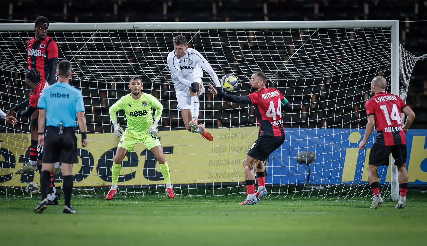 Мартин Георгиев играе с ръка срещу Локомотив София пред погледа на съдията Станимир Тренчев / startphoto.bg