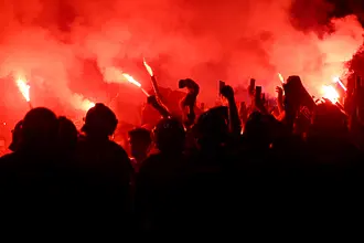 Автобусът на ПСЖ замерян с камъни в Барселона (ВИДЕО)