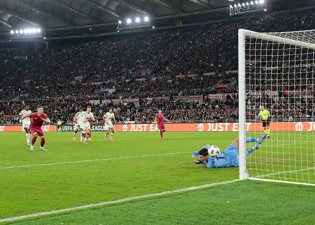 Берке Йозер спасява дузпа на Артьом Довбик / Getty Images 