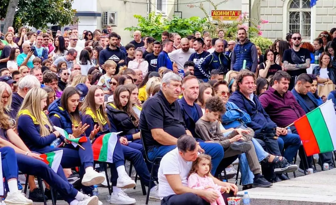 Волейболните Марица и Локомотив излязоха на площата в Пловдив, за да подкрепят „лъвовете“