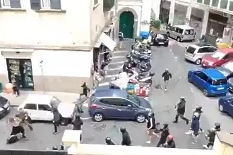 Жесток сблъсък в Неапол: Фенове на Наполи и Спортинг се биха с палки и столове (ВИДЕО)