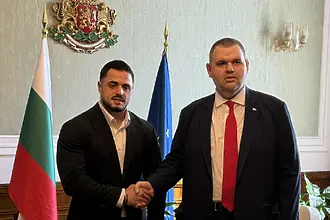 И все пак Карлос Насар се снима с Пеевски 