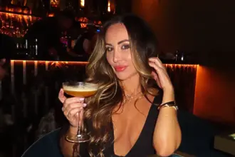 Тя беше любовница на Уокър и му роди две деца, а сега Дрейпър ѝ изпраща голи снимки