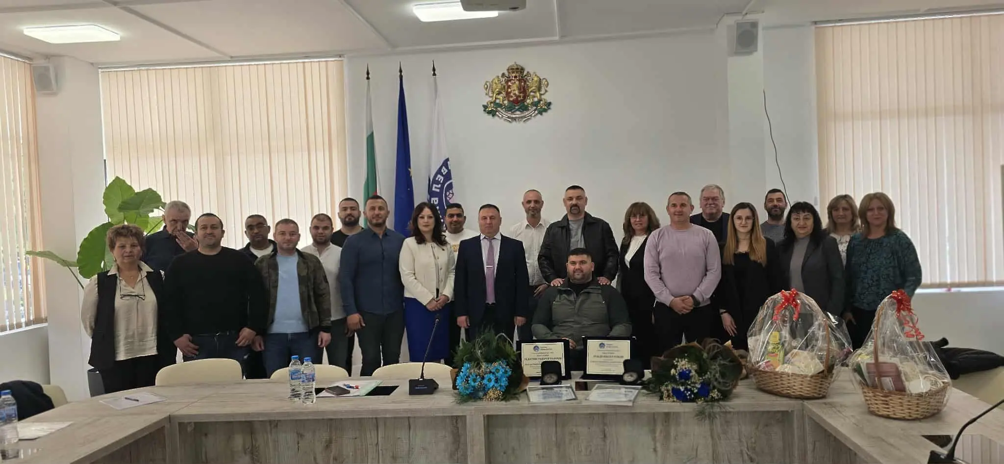 Ружди Ружди и треньорът му Радостин Тодоров с общинския съвет в Павел баня / facebook.com/issabesoglu