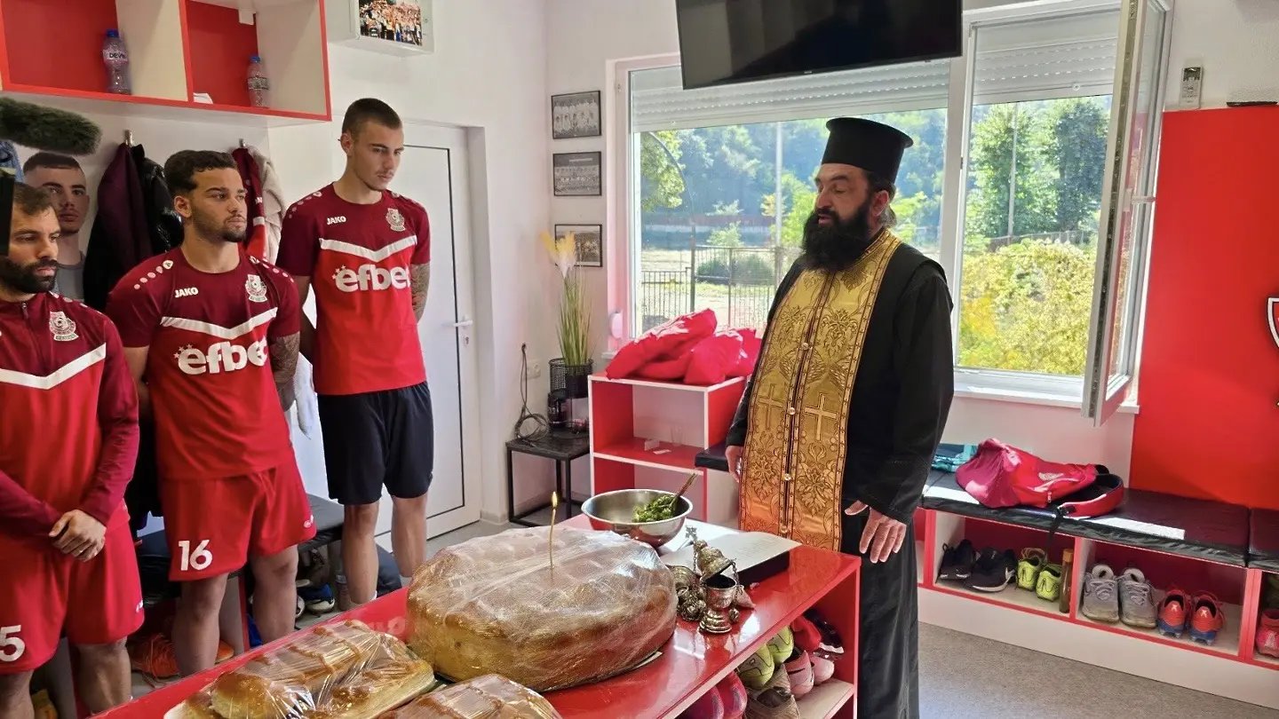 Поп осветява съблекалните на стадиона на Беласица Петрич - &quot;Цар Самуил&quot; / facebook.com/pnup.petrich