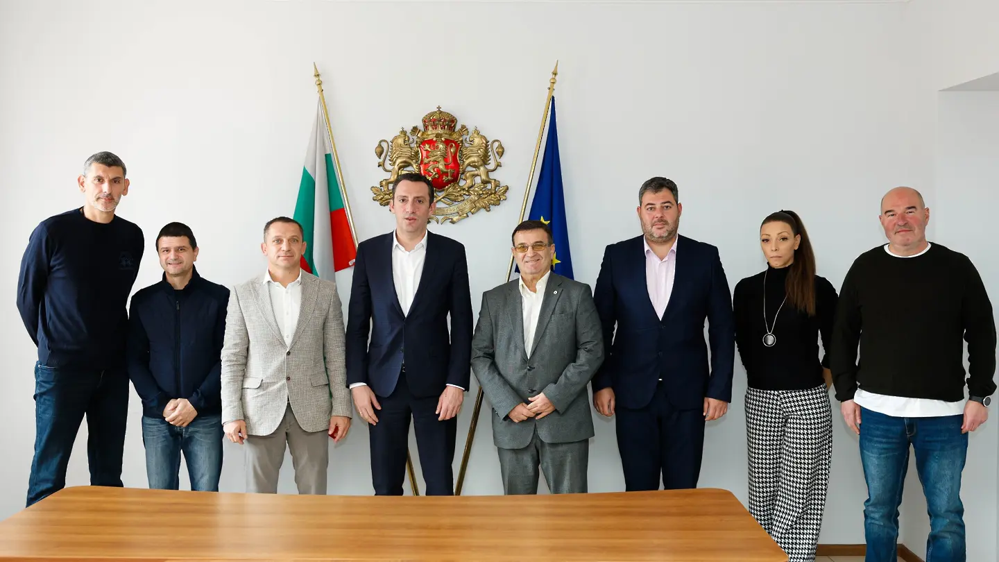 Иван Пешев с представители на ОСК ЦСКА / Facebook.com/ММС