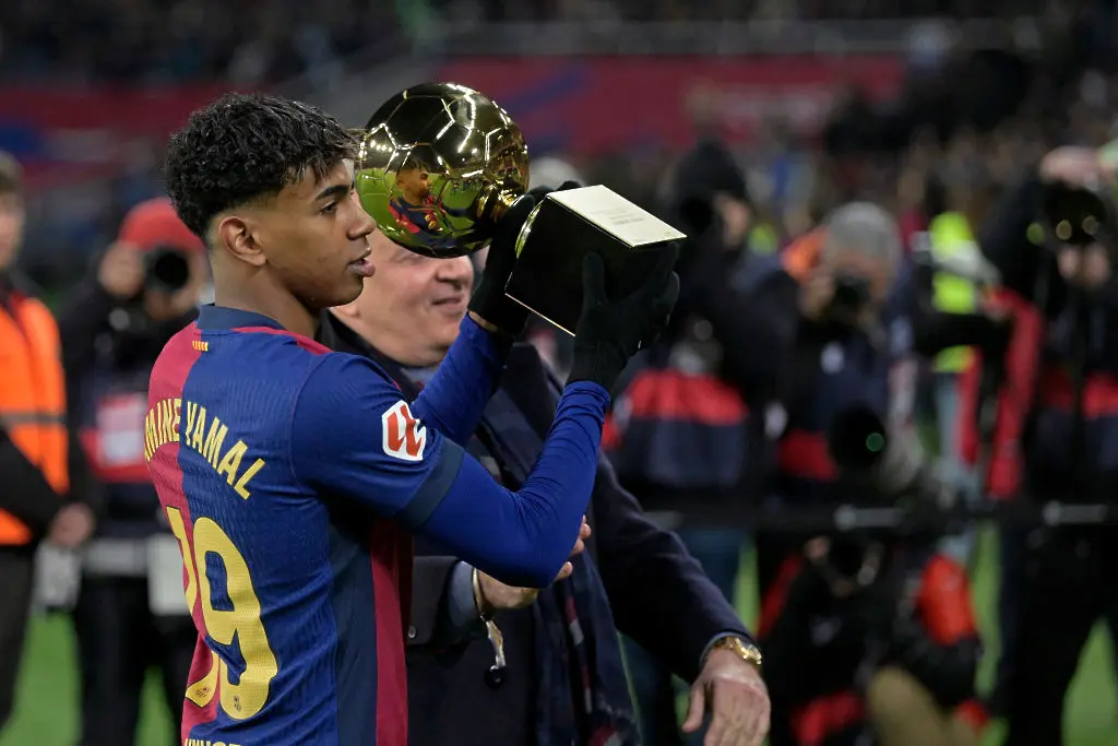 Ламин Ямал с наградата Golden Boy / Getty Images 
