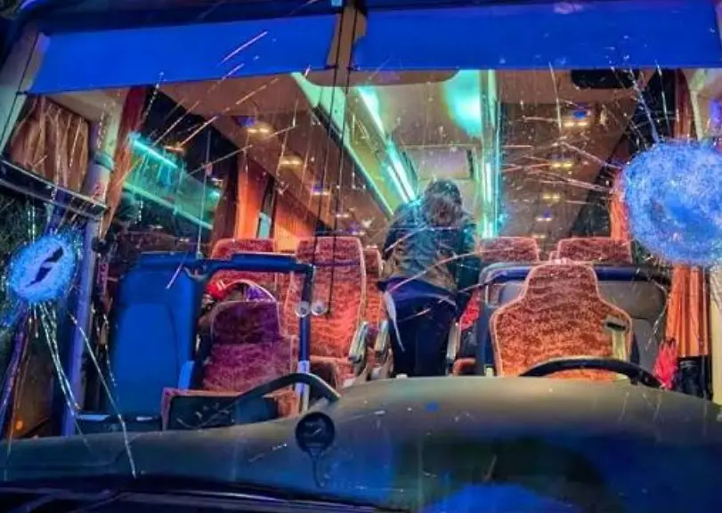 Трагедия в Италия: Шофьор на автобус почина след жестока атака с камъни от баскетболни фенове - dsport.bg