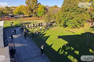 Първо приятели, после врагове: фенове на Спартак Пловдив и Славия си спретнаха меле (ВИДЕО)