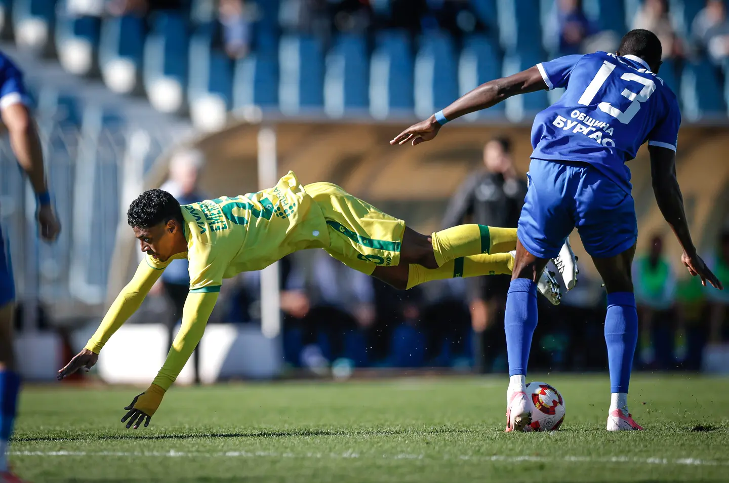 Емерсон Родригез срещу Уенинсон Сантос / startphoto.bg