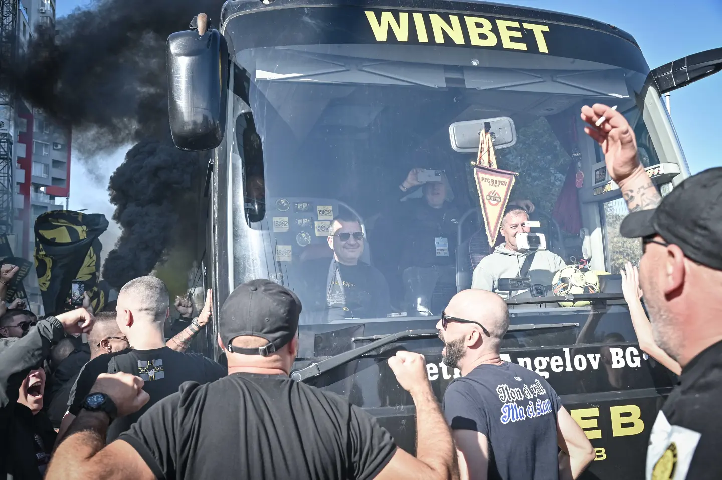 В Деня на народните будители: Прекратиха Локомотив Пловдив - Ботев Пловдив след скандал (ВИДЕО)