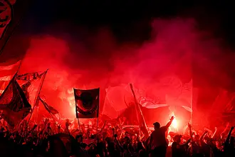 Кръстосани пътища доведоха до масово сбиване между фенове на гара в Германия (ВИДЕО)