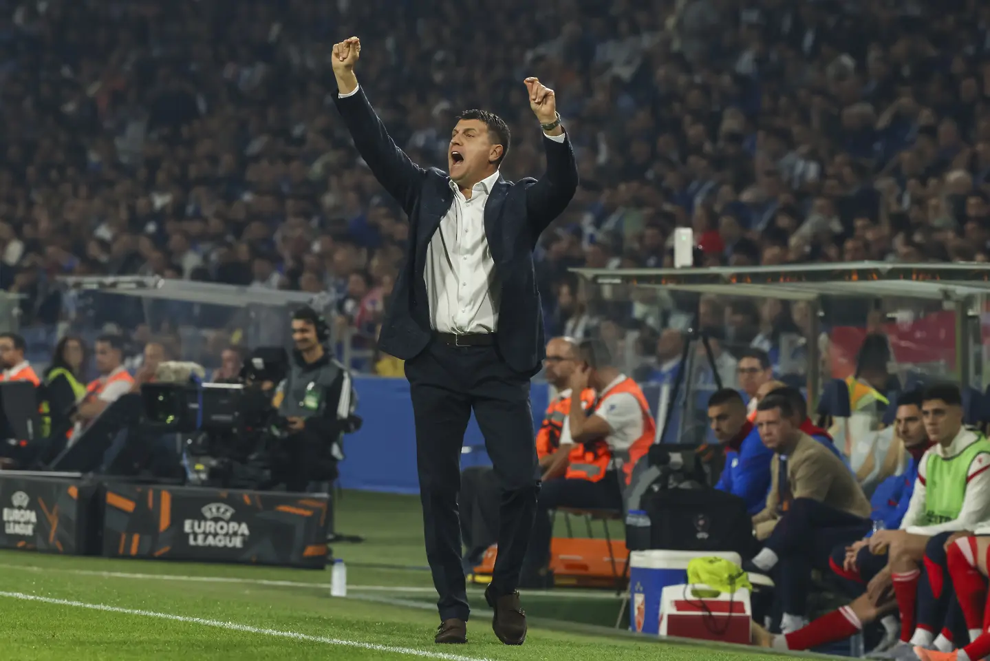 Доминантът Цървена звезда печели титла след титла, а мисли за смяна на треньора