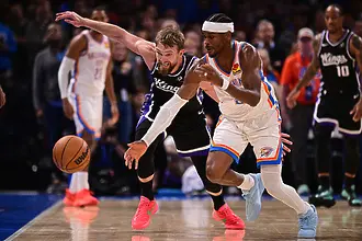 Шампионът продължава да е перфектен след обрат в края срещу Сакраменто