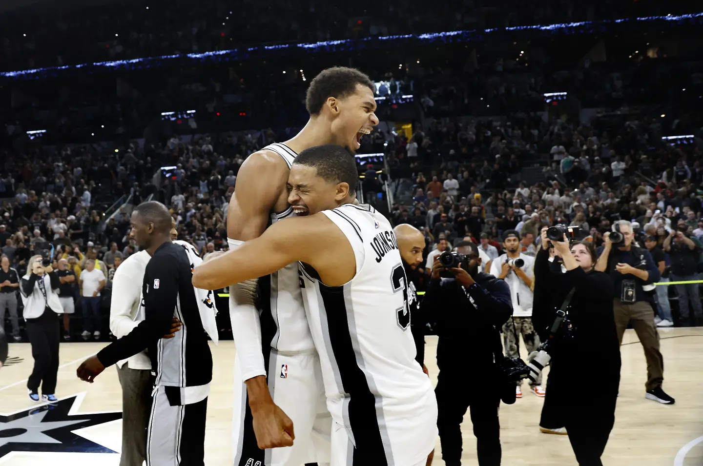 Виктор Уембаняма, Келдън Джонсън, Сан Антонио Спърс / Getty Images