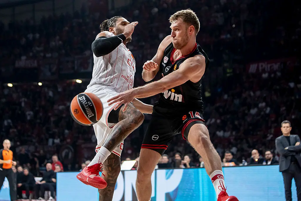 Олимпиакос и Везенков обърна "българския" Апоел Тел Авив