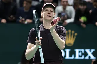 Синер на полуфинал в Париж и е на крачка от първото място в света