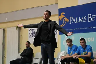 Синът на Тити Папазов води Левски срещу Черно море