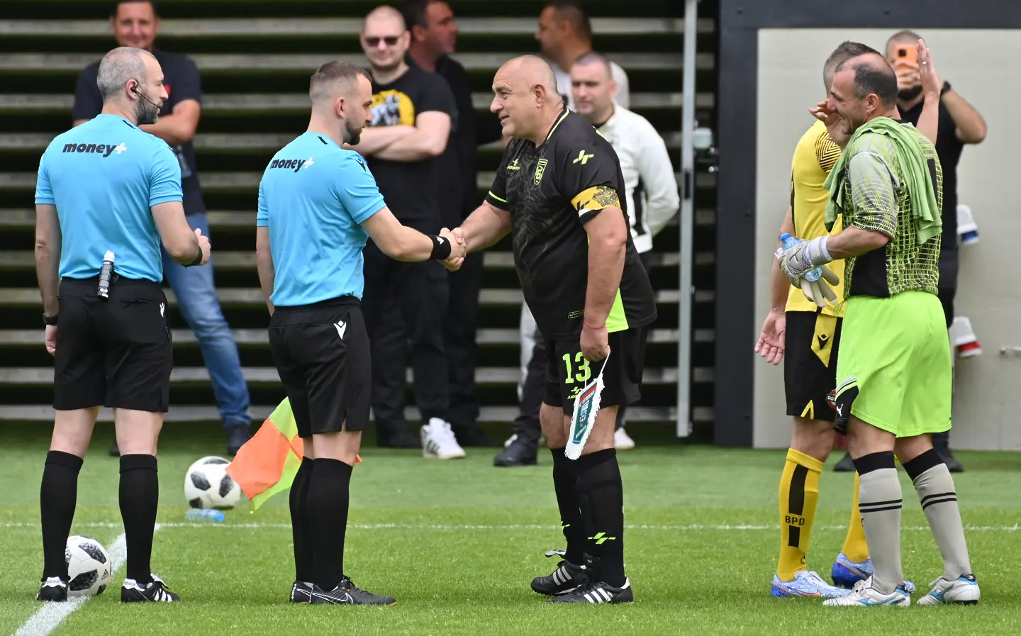 Бойко Борисов с екипа на Витоша Бистрица / startphoto.bg 