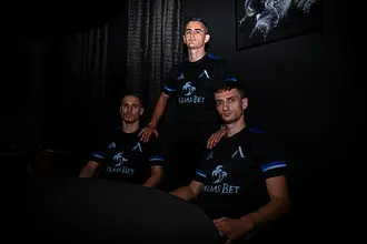 Левски показа третия екип - Въргала, инфлуенсър и едно куфарче в стил Бешикташ (ВИДЕО)