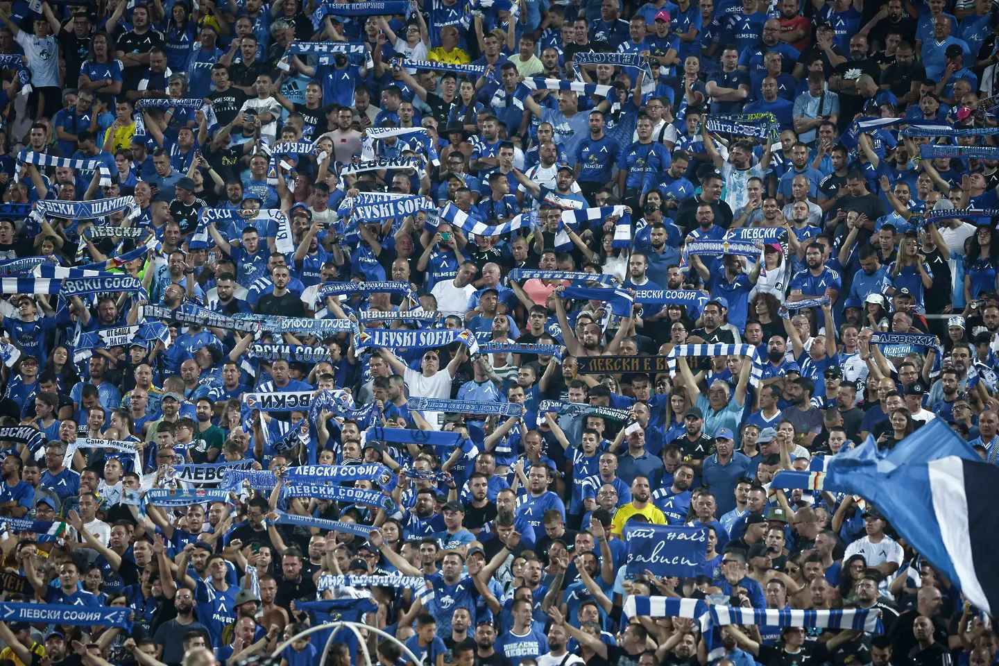 Феновете на Левски изкупиха билетите за дербито