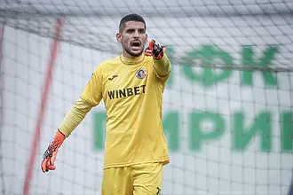 Стражът на Етър заши гол от собствената си врата и даде тон за спектакъл срещу Черноморец