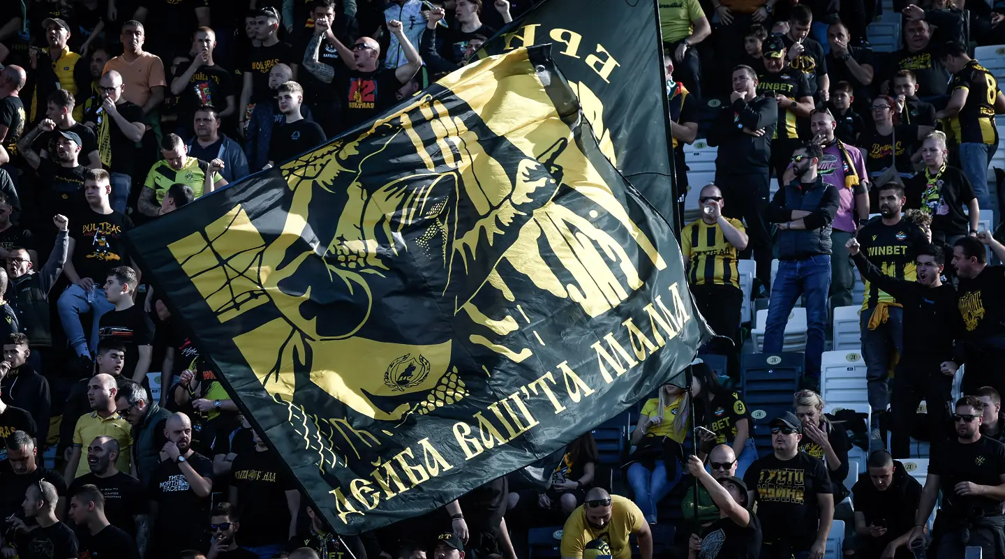 В Деня на народните будители: Прекратиха Локомотив Пловдив - Ботев Пловдив след скандал (ВИДЕО)