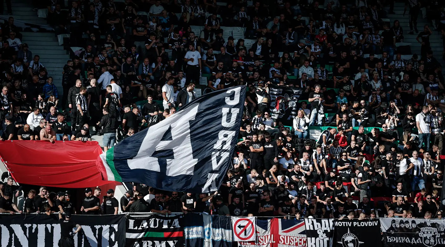В Деня на народните будители: Прекратиха Локомотив Пловдив - Ботев Пловдив след скандал (ВИДЕО)