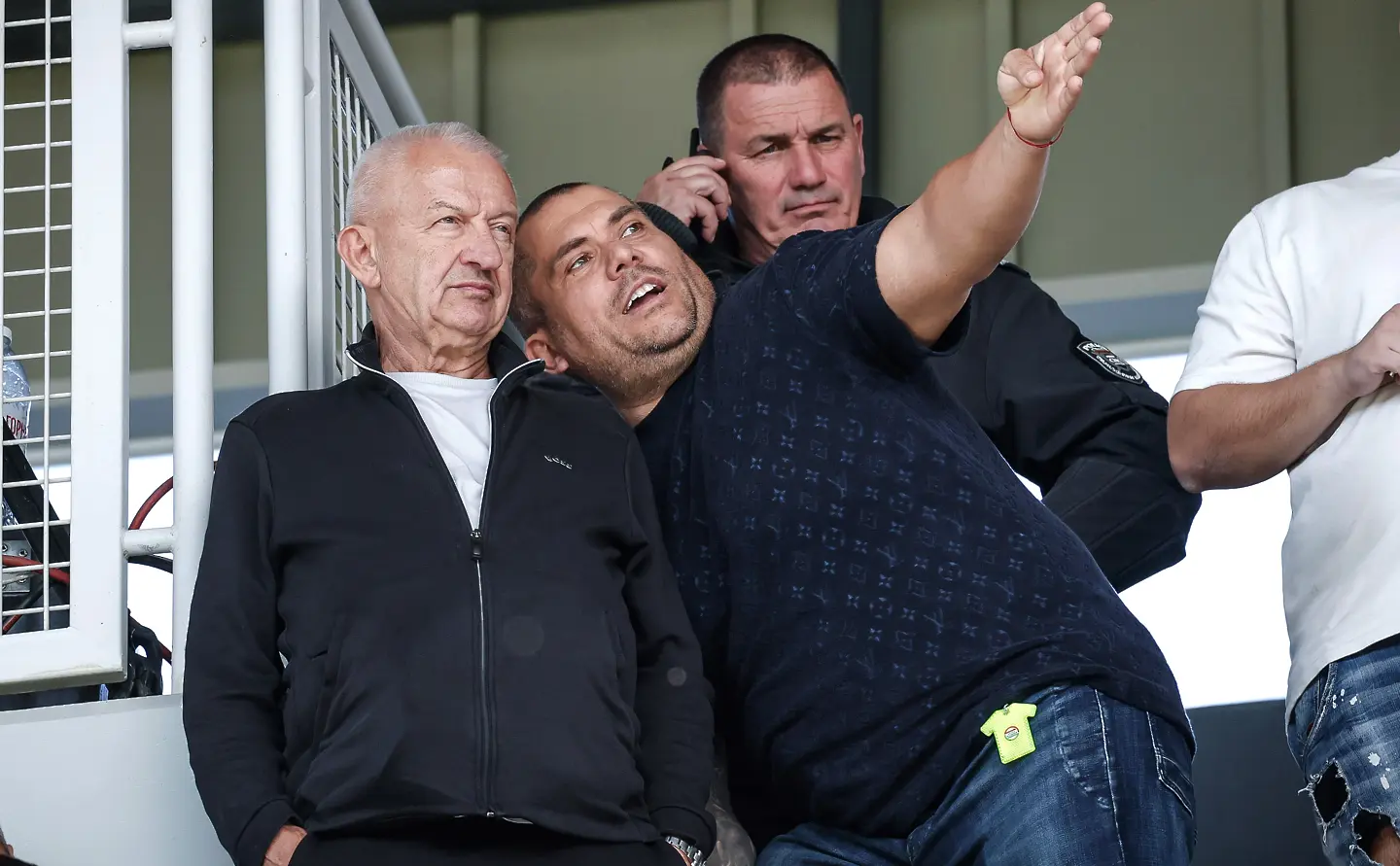 В Деня на народните будители: Прекратиха Локомотив Пловдив - Ботев Пловдив след скандал (ВИДЕО)