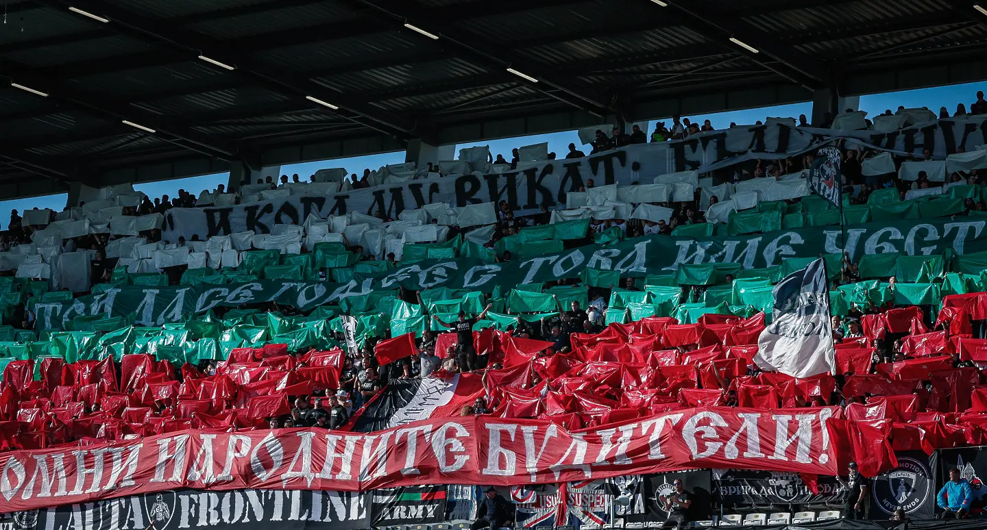 В Деня на народните будители: Прекратиха Локомотив Пловдив - Ботев Пловдив след скандал (ВИДЕО)