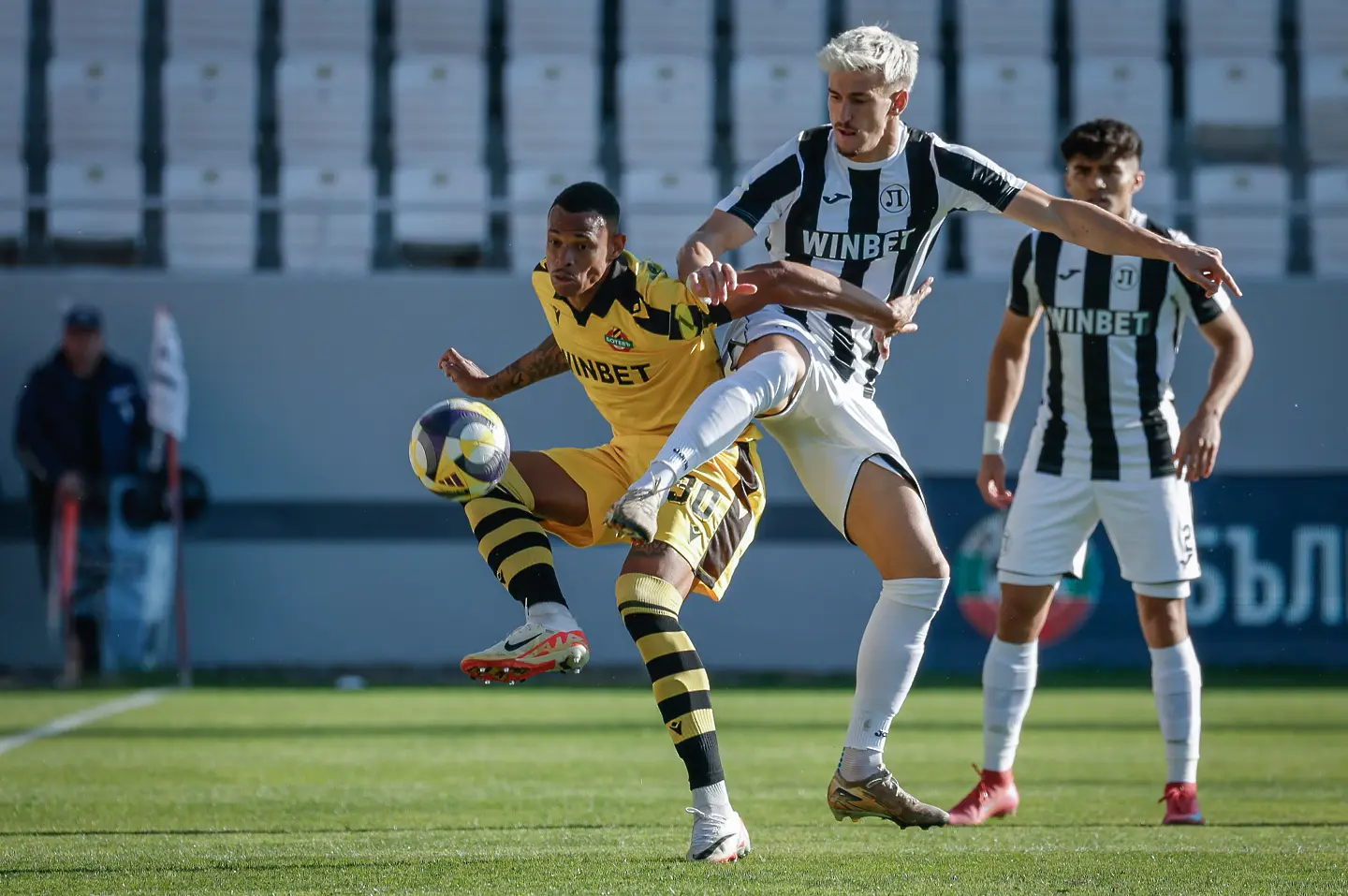 В Деня на народните будители: Прекратиха Локомотив Пловдив - Ботев Пловдив след скандал (ВИДЕО)