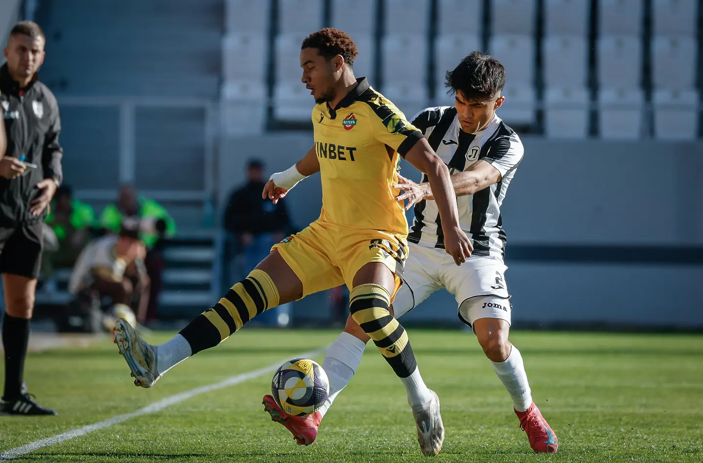 В Деня на народните будители: Прекратиха Локомотив Пловдив - Ботев Пловдив след скандал (ВИДЕО)