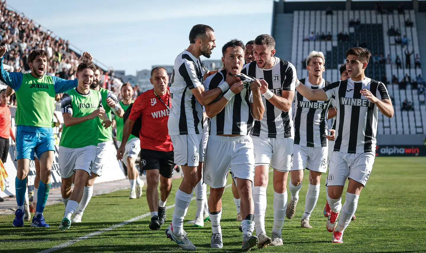 В Деня на народните будители: Прекратиха Локомотив Пловдив - Ботев Пловдив след скандал (ВИДЕО)