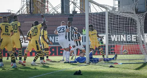 В Деня на народните будители: Прекратиха Локомотив Пловдив - Ботев Пловдив след скандал (ВИДЕО)