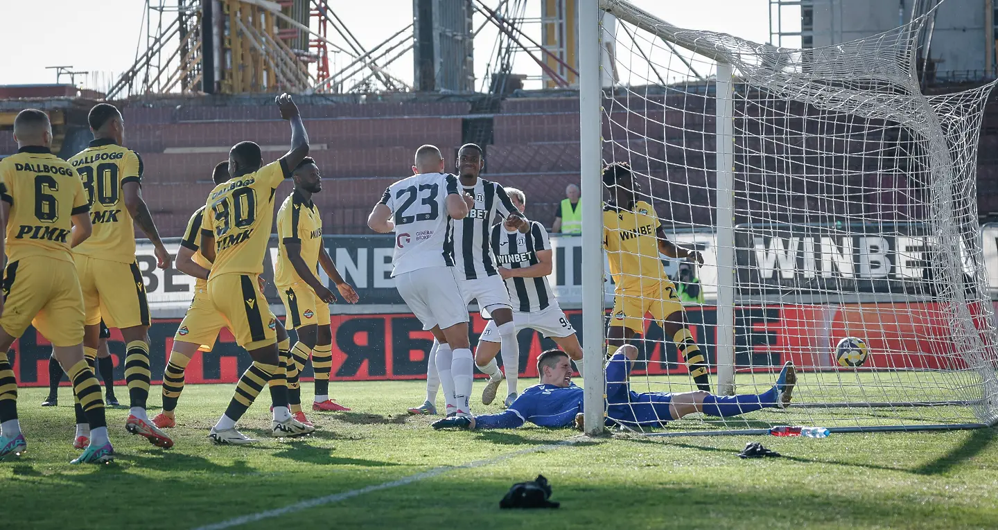 В Деня на народните будители: Прекратиха Локомотив Пловдив - Ботев Пловдив след скандал (ВИДЕО)