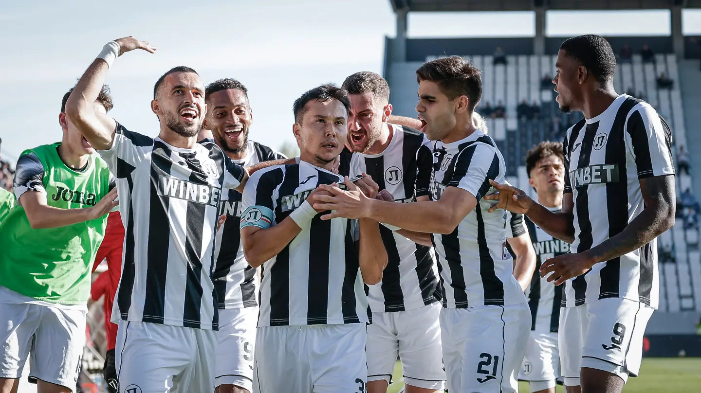 В Деня на народните будители: Прекратиха Локомотив Пловдив - Ботев Пловдив след скандал (ВИДЕО)