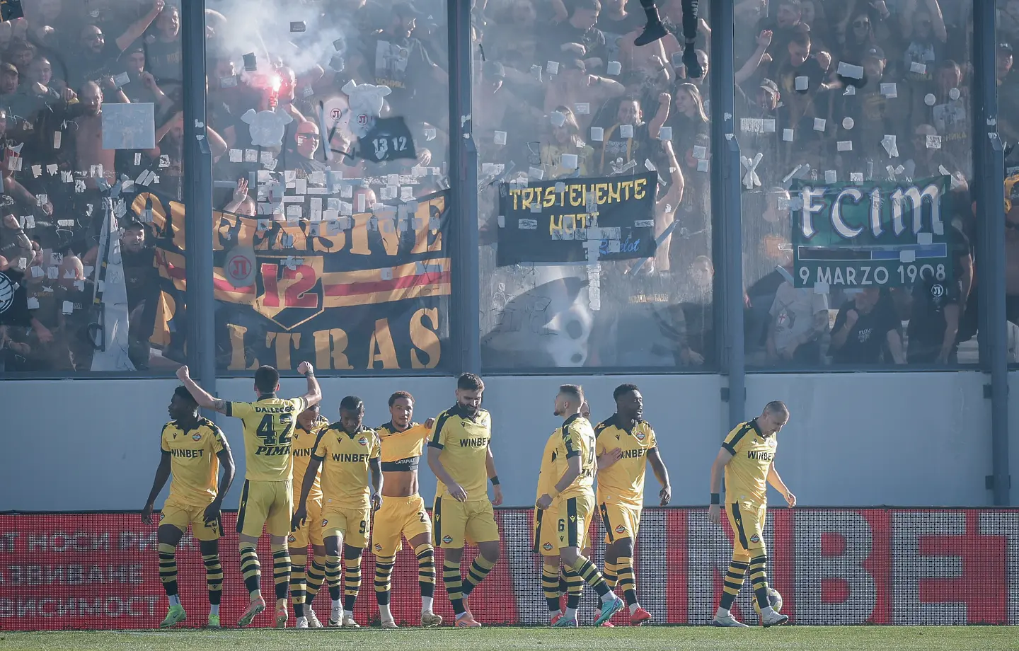 В Деня на народните будители: Прекратиха Локомотив Пловдив - Ботев Пловдив след скандал (ВИДЕО)