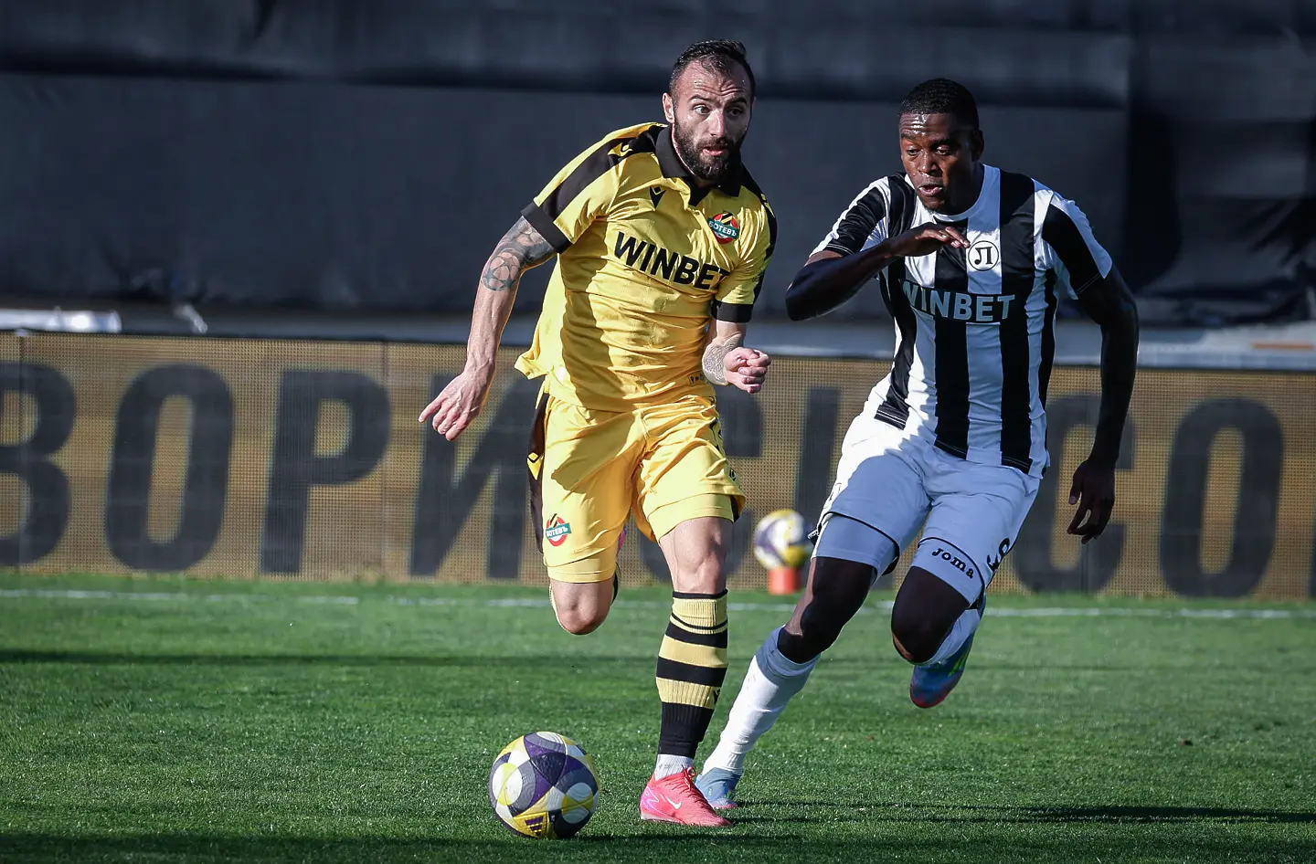 В Деня на народните будители: Прекратиха Локомотив Пловдив - Ботев Пловдив след скандал (ВИДЕО)